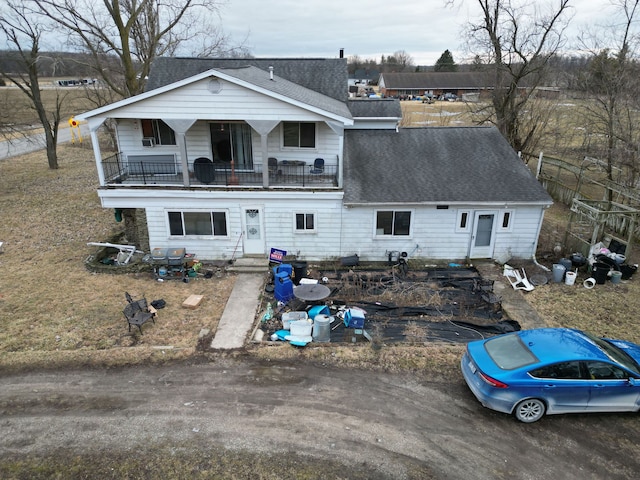 view of front of property featuring a balcony