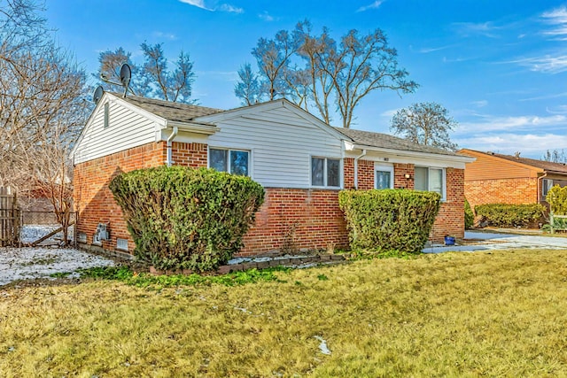 ranch-style house featuring a front lawn