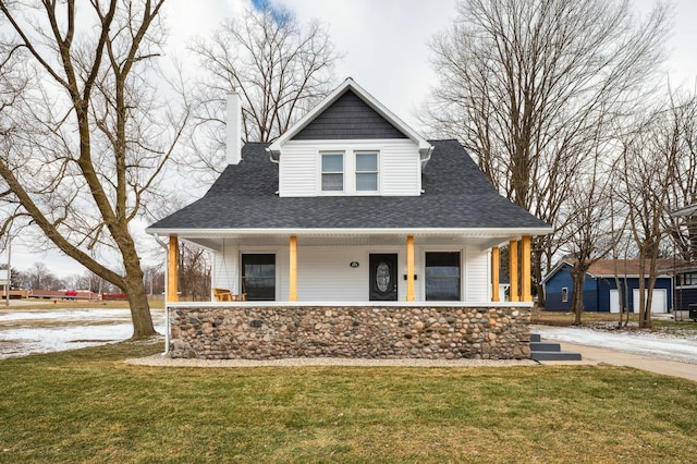 view of front of home featuring covered porch and a front lawn