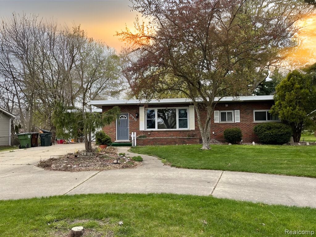 ranch-style home with a yard