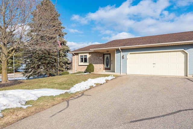 view of front facade featuring a garage and a front lawn