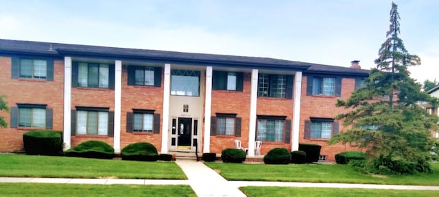 view of front facade with a front yard