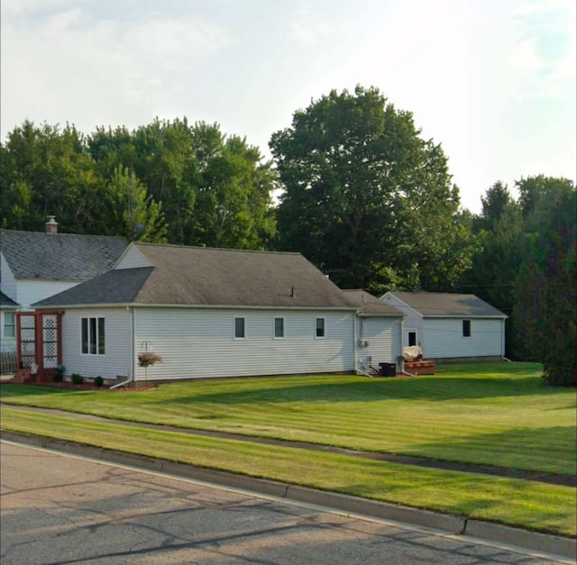 view of front of house featuring a front yard