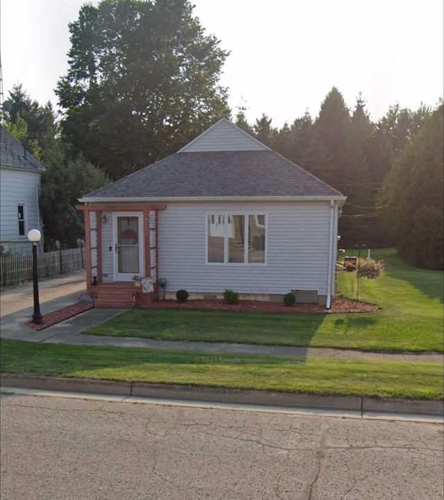 view of front of house featuring a front lawn