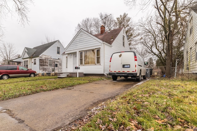 view of front of home featuring a front yard