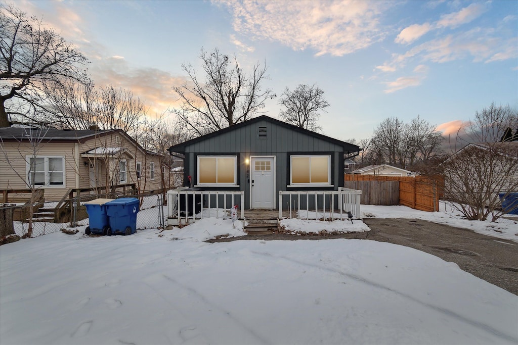 view of front of property