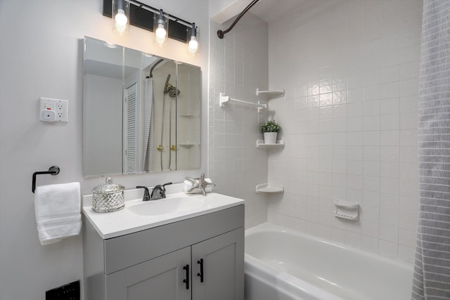 bathroom with vanity and tiled shower / bath