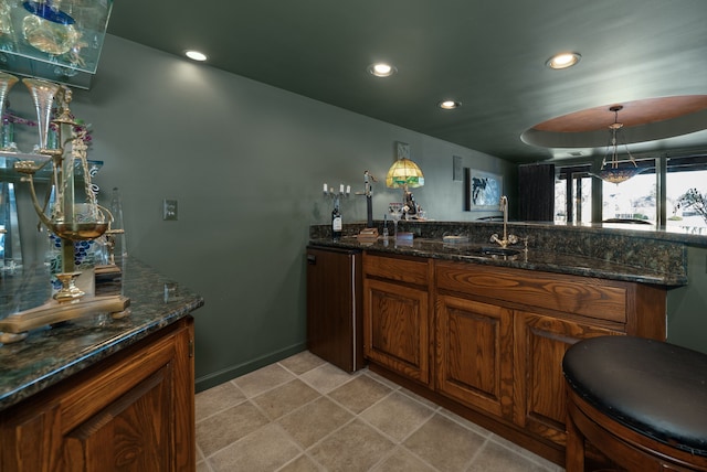 bar with a sink, decorative light fixtures, indoor wet bar, and recessed lighting