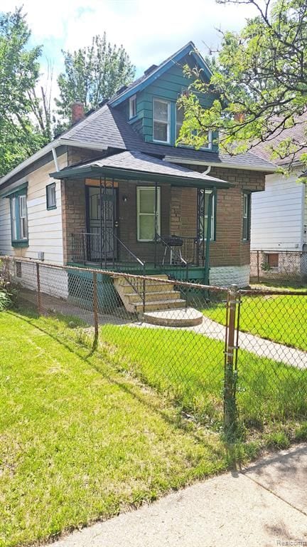 view of front of property featuring covered porch and a front lawn