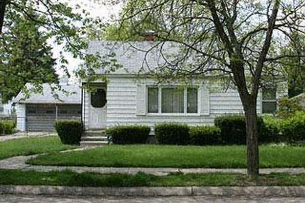 view of front of house with a front yard