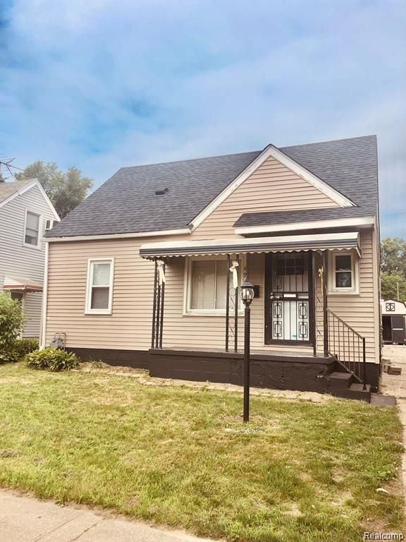 view of front of house with a front lawn