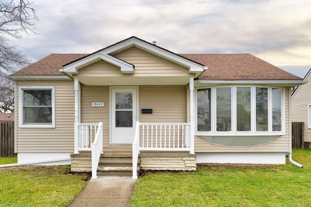 view of front of home featuring a front lawn