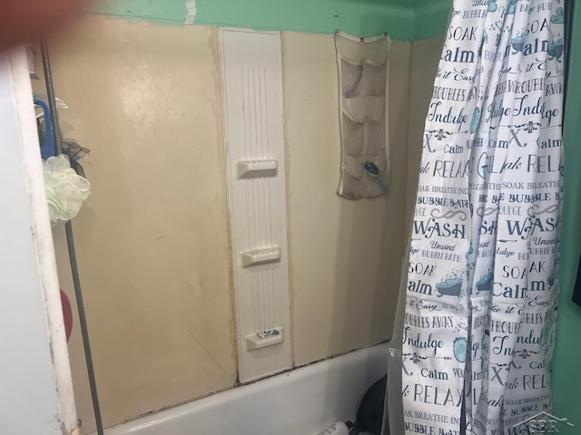 bathroom featuring shower / bath combo with shower curtain