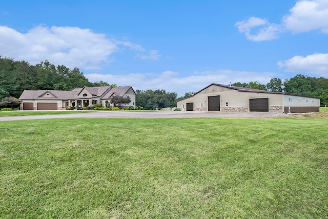 view of yard featuring a detached garage