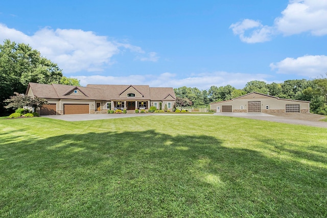 view of front of house featuring a front lawn