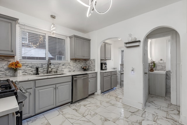 kitchen with stainless steel appliances, sink, decorative backsplash, and gray cabinets