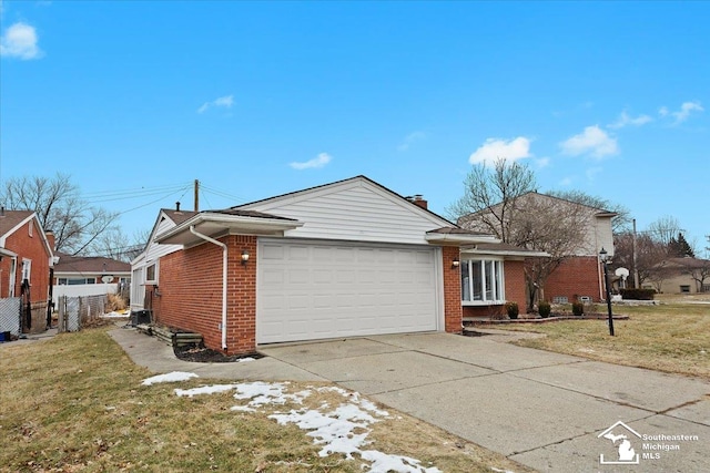 view of front facade featuring a garage and a front yard