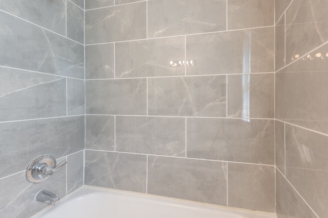 bathroom with tiled shower / bath combo