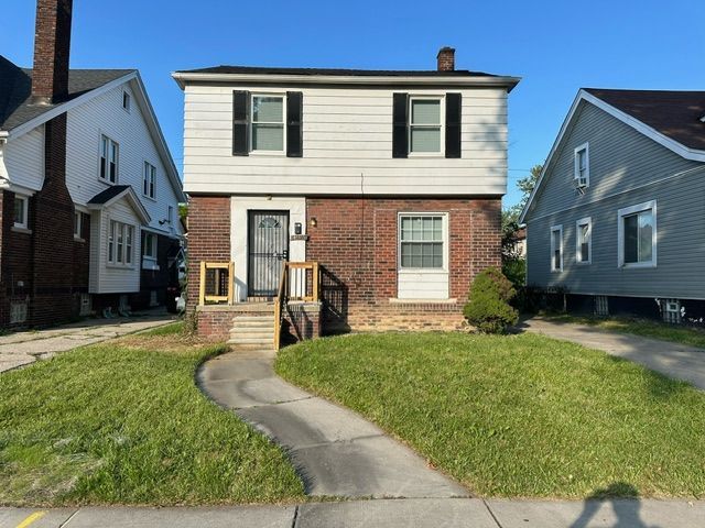 view of front of property featuring a front yard