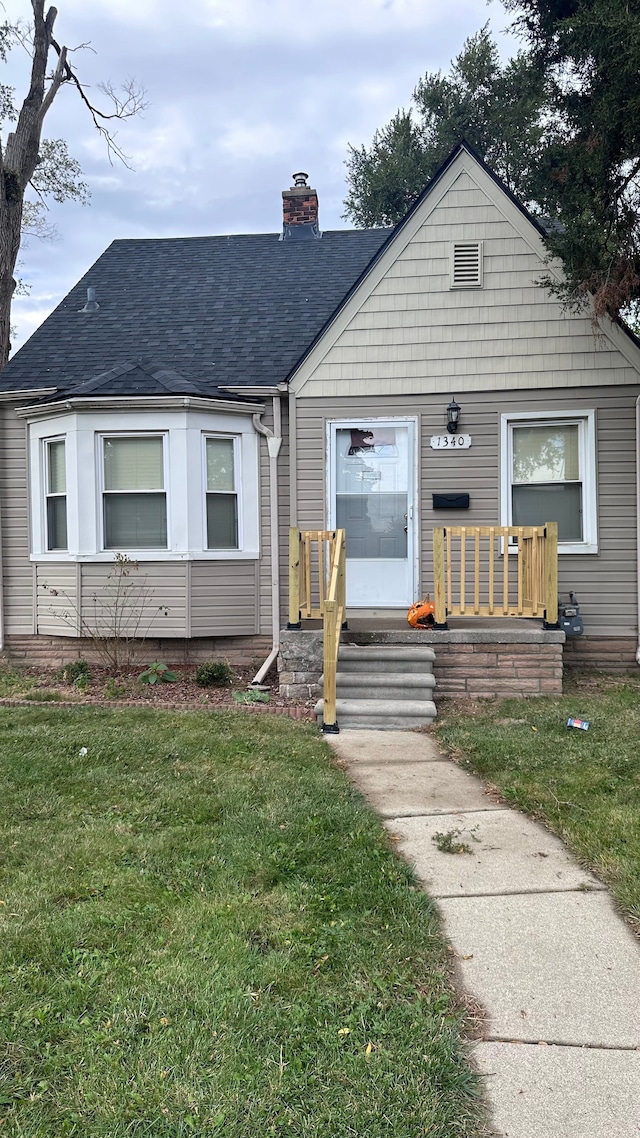 bungalow-style house featuring a front lawn