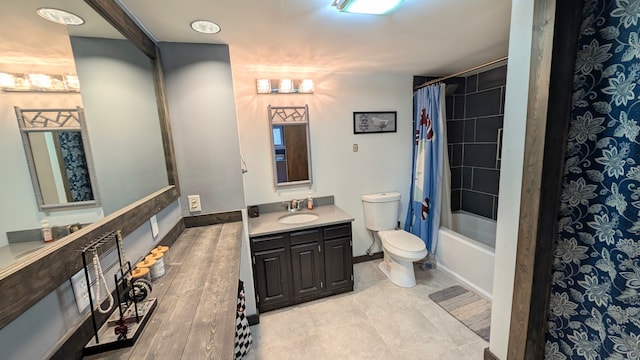 full bath featuring baseboards, shower / tub combo with curtain, vanity, and toilet