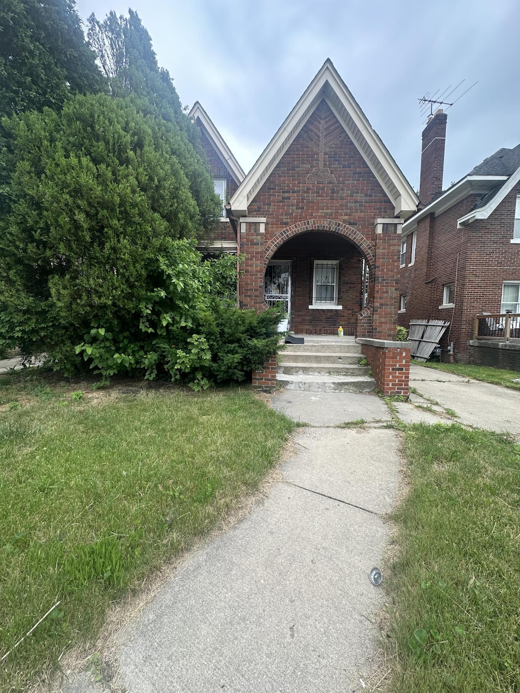 view of front facade featuring a porch and a front yard