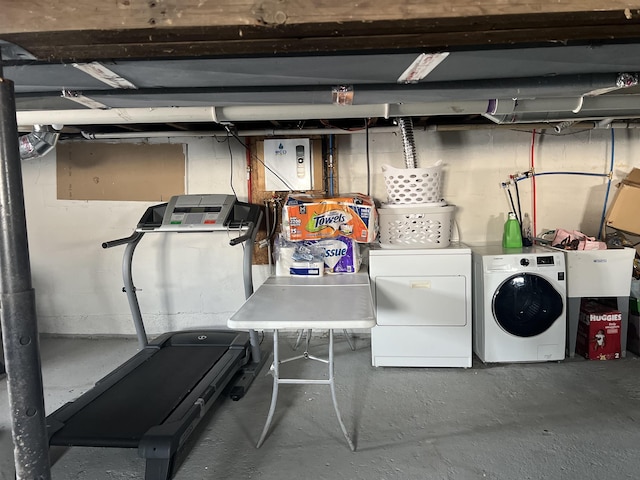 washroom featuring washing machine and clothes dryer