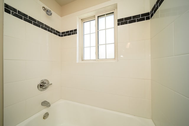 bathroom with tiled shower / bath combo