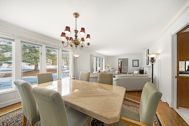 dining room featuring ornamental molding, light hardwood / wood-style floors, and a chandelier