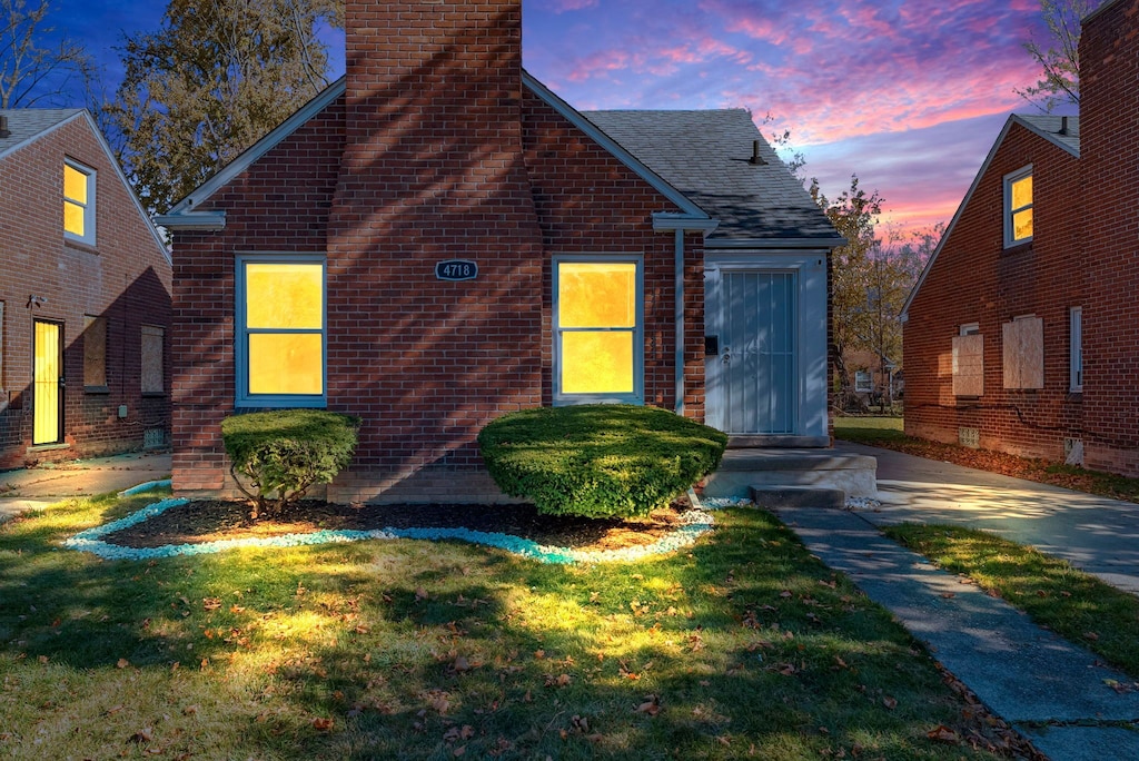 view of front of house featuring a yard