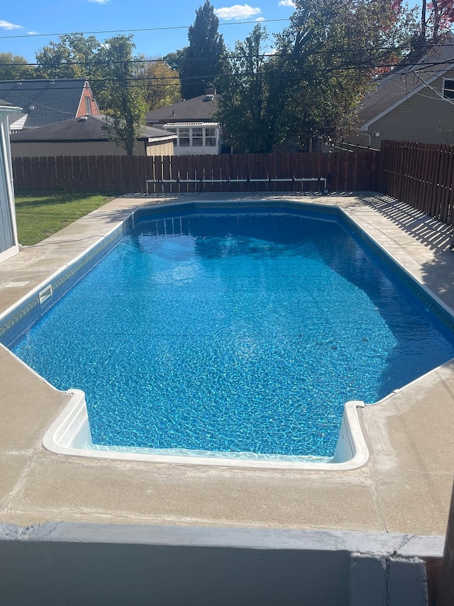 view of swimming pool