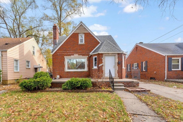 bungalow featuring a front lawn