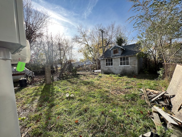 view of yard featuring an outdoor structure