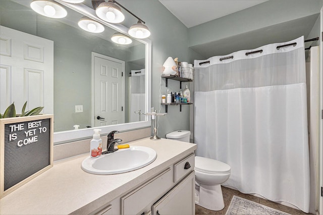 bathroom with a shower with curtain, vanity, and toilet