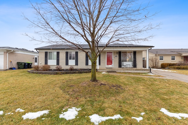 single story home featuring a porch and a front lawn