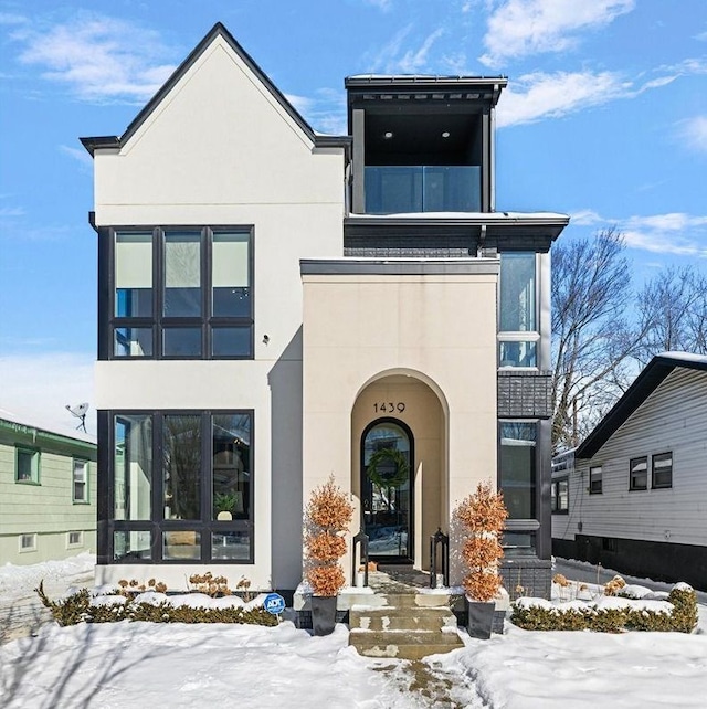 view of front of property featuring stucco siding