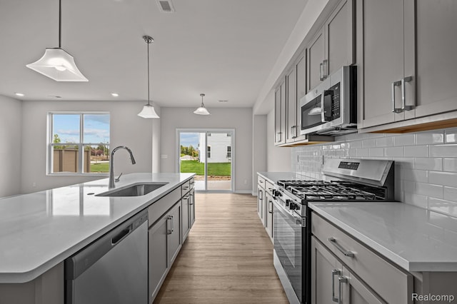 2302 Mill Ln, Saline, MI 48176 - kitchen featuring stainless steel appliances, a sink, gray cabinets, and recessed lighting