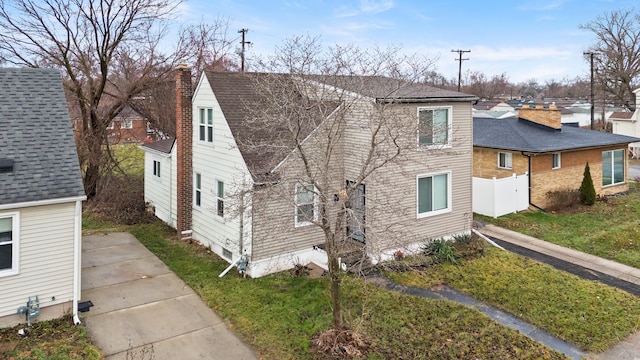 view of front of property featuring a front yard