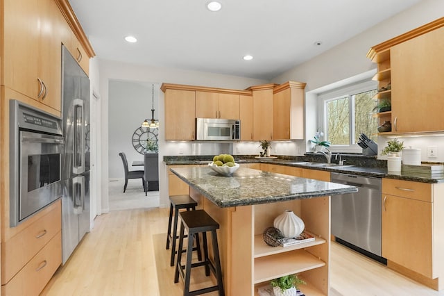 kitchen featuring a sink, open shelves, a breakfast bar area, and stainless steel appliances