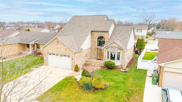 view of front of property featuring a front lawn