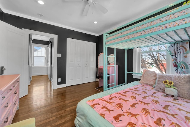 bedroom with recessed lighting, a ceiling fan, dark wood finished floors, baseboards, and a closet