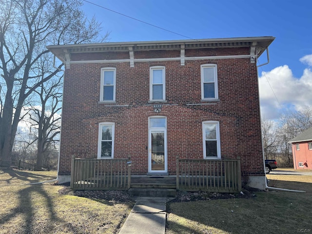 view of front of house featuring a front yard