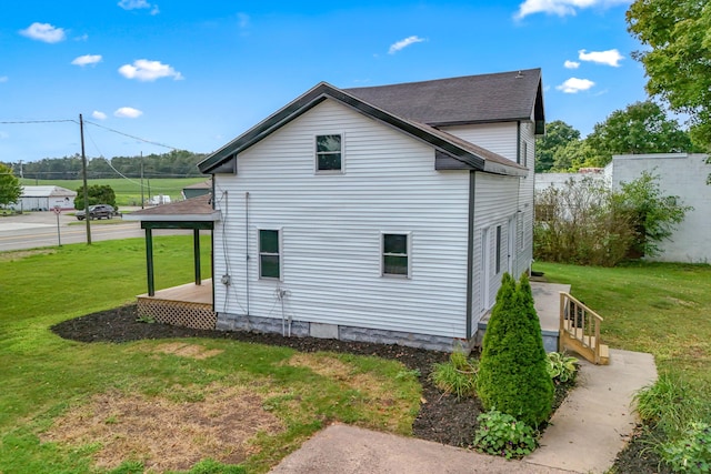 view of side of property featuring a lawn