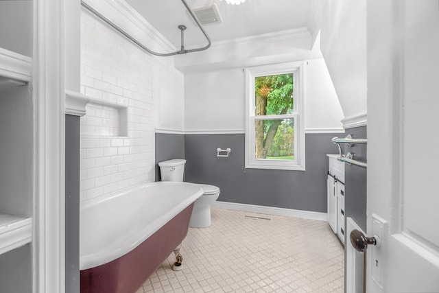 bathroom with crown molding, toilet, and a bathtub