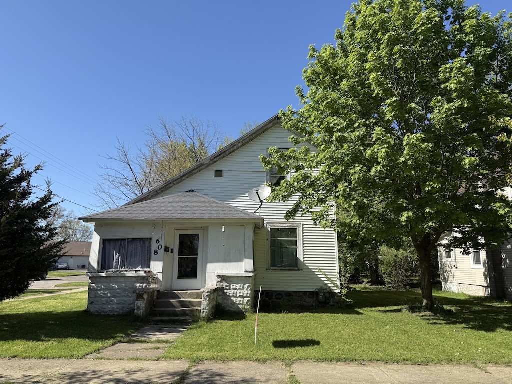 608 W High St, Dowagiac, MI 49047 - back of property featuring entry steps and a yard