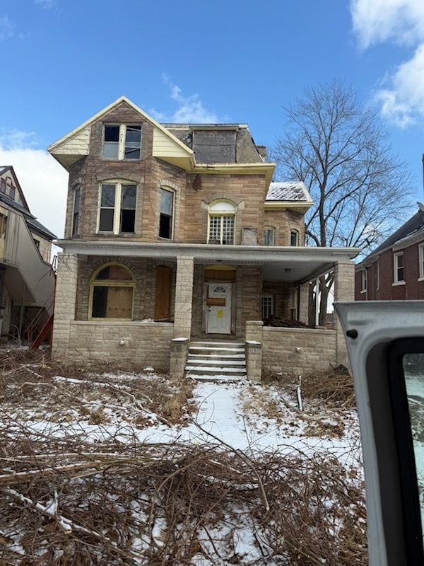 view of front of property featuring a porch