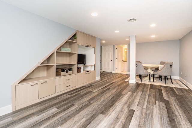 living area with dark wood-style floors, baseboards, visible vents, and recessed lighting