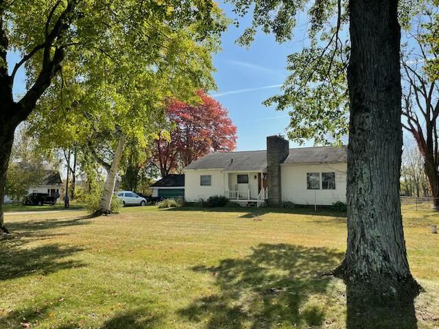 view of front facade with a front yard