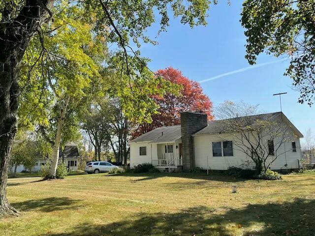 exterior space featuring a lawn