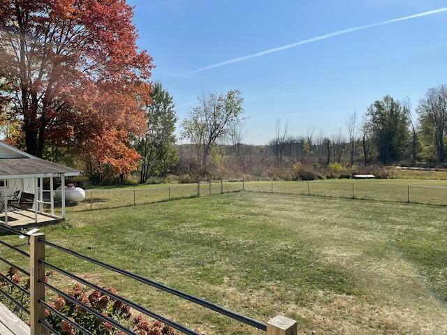 view of yard featuring a rural view